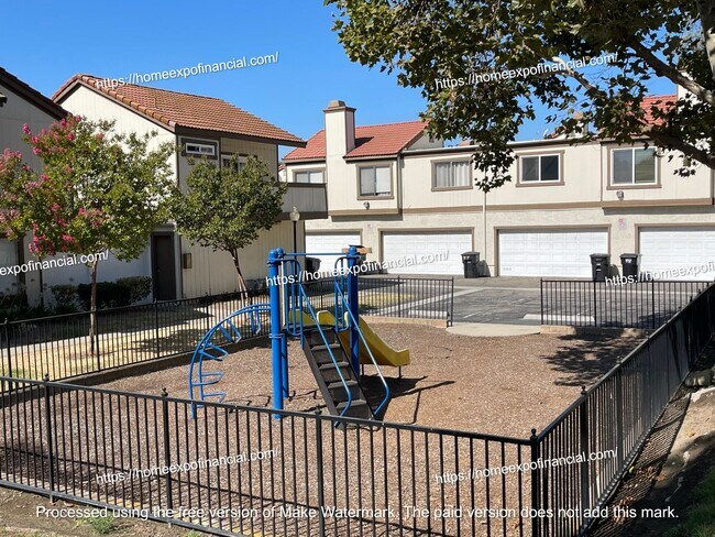 Foto del edificio - 1220 S Cypress Ave