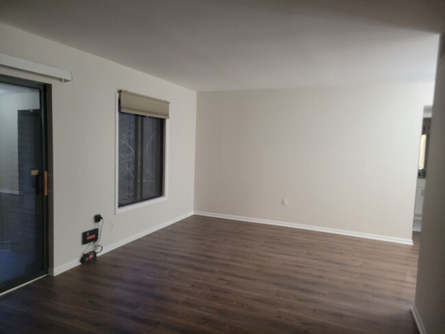 Foto del edificio - Charming 1 BR/1 BA Condo in Greenbelt!