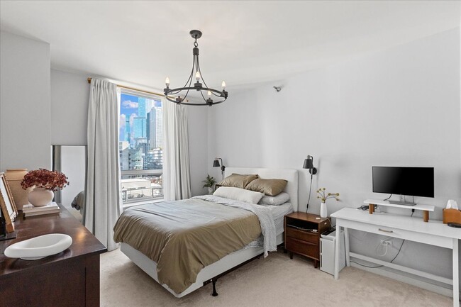 Foto del edificio - 330 W Grand Ave