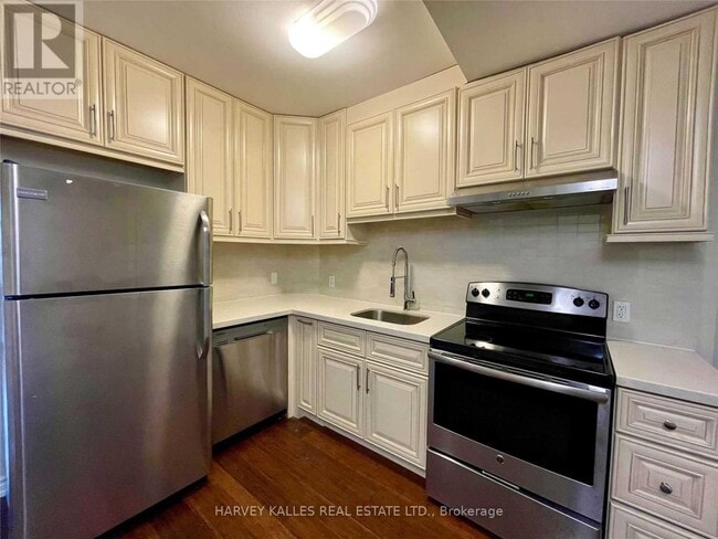 Building Photo - 904 Bloor St W