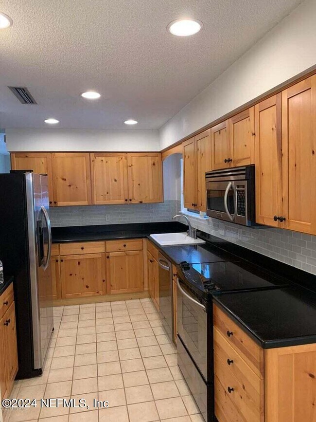 Foto del edificio - 1841 12 Oaks Ln N