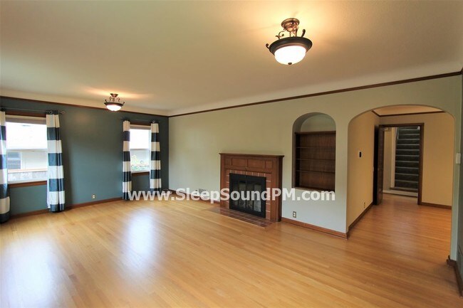 Building Photo - Stunning Southeast Four Bedroom Available Now