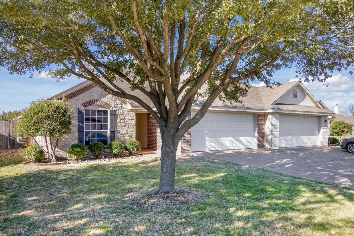 Foto principal - 3BR / 2BA Duplex in Hewitt, Texas | Midway...