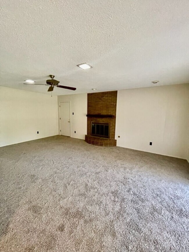 Building Photo - 5412 Lake Crest Dr