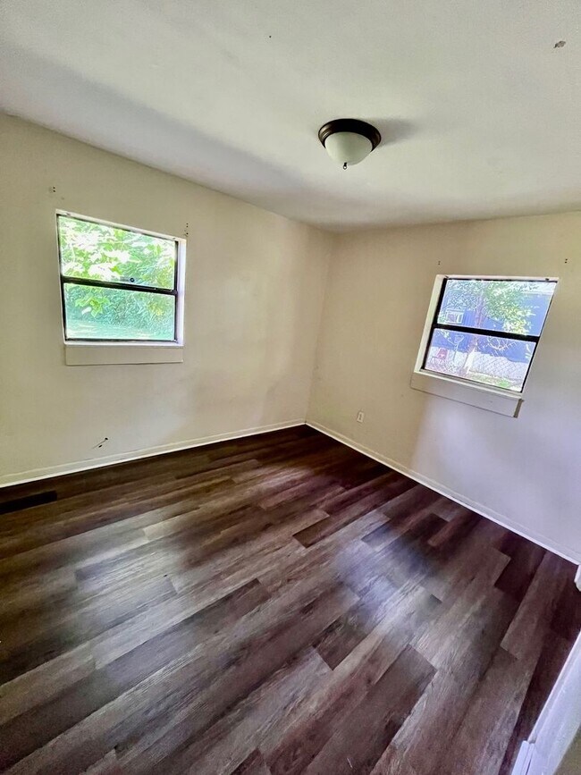 Building Photo - *Large 3BR/1BA Lakeland Home*