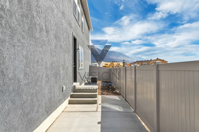 Building Photo - 9737 Featherstone Dr
