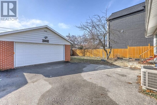 Building Photo - 12 Cartier Crescent