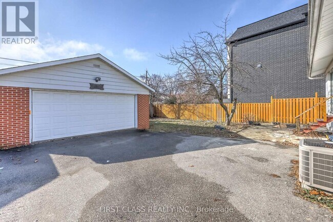 Photo du bâtiment - 12 Cartier Crescent