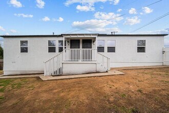 Building Photo - 1916 Skyline Dr