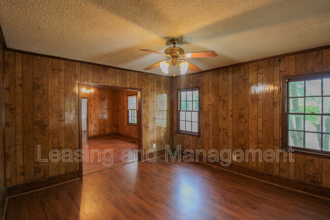 Photo - 211 W Poplar Street Apartment