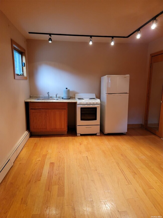 Building Photo - 347 Marinette St