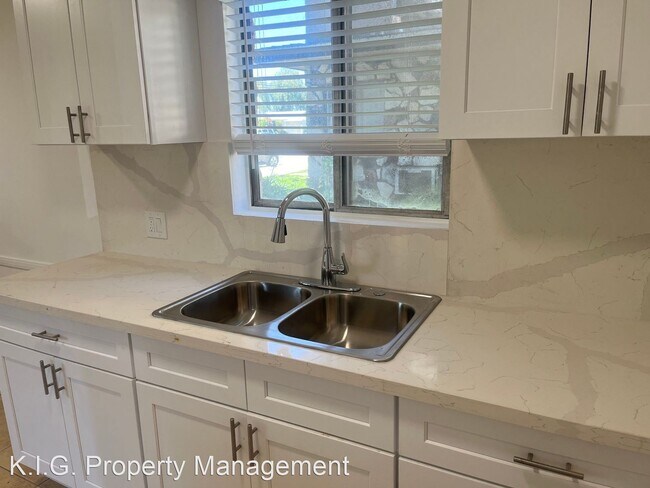 Building Photo - 1 br, 1 bath Apartment - 6600 Whitsett 660...