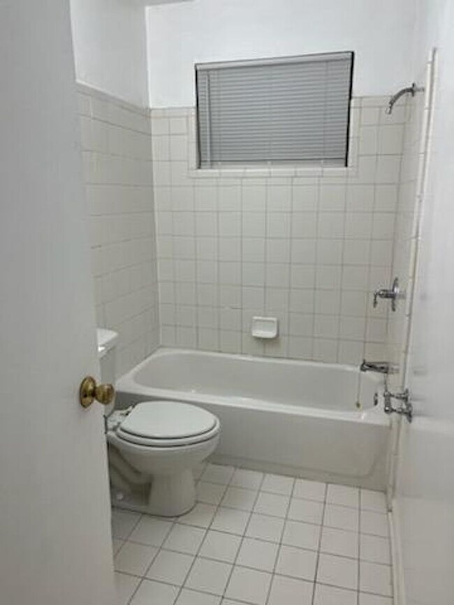 Foto del edificio - Available Now!