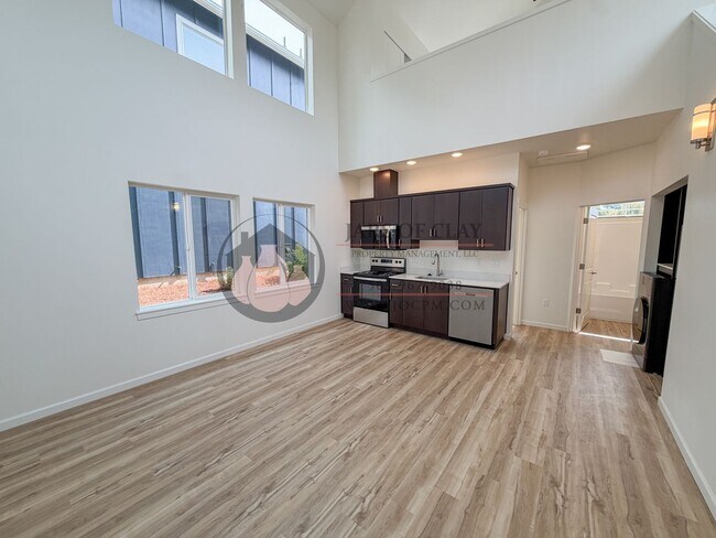 Building Photo - 2576 Gilbert St S