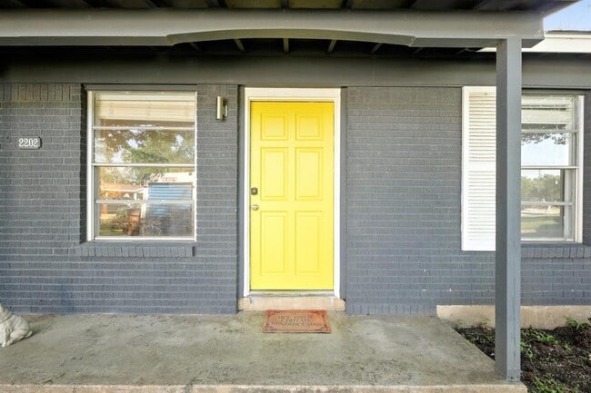 Building Photo - 2202 Towbridge Cir