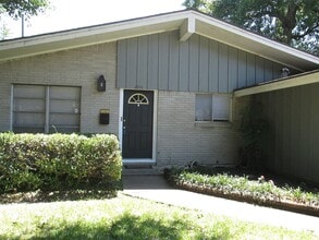 Building Photo - 2311 Bron Holly Dr