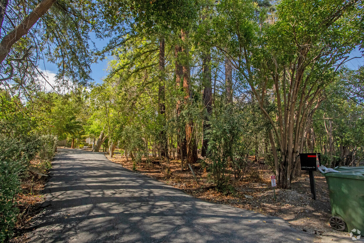 Foto principal - 1060 Campus Drive