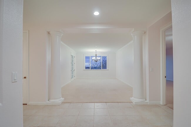 Building Photo - 5014 Via Sienna Dr