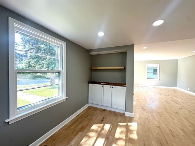 Building Photo - Gorgeous 4 Bedroom 1 Bathroom Home in Rich...
