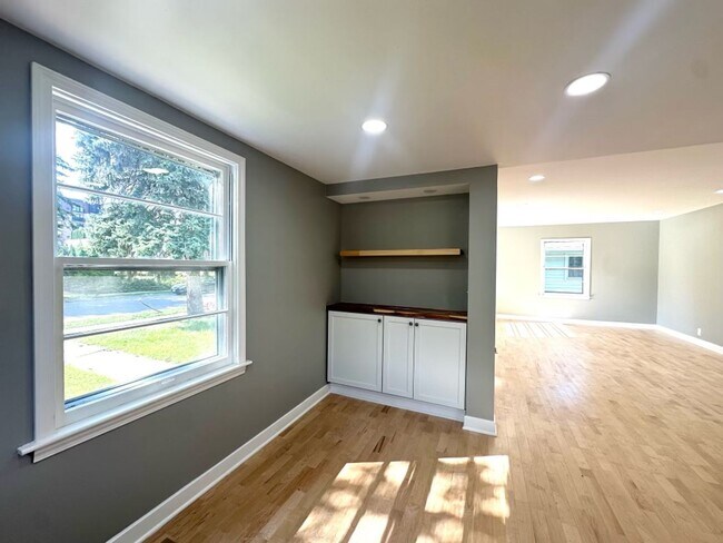Foto del edificio - Gorgeous 4 Bedroom 1 Bathroom Home in Rich...