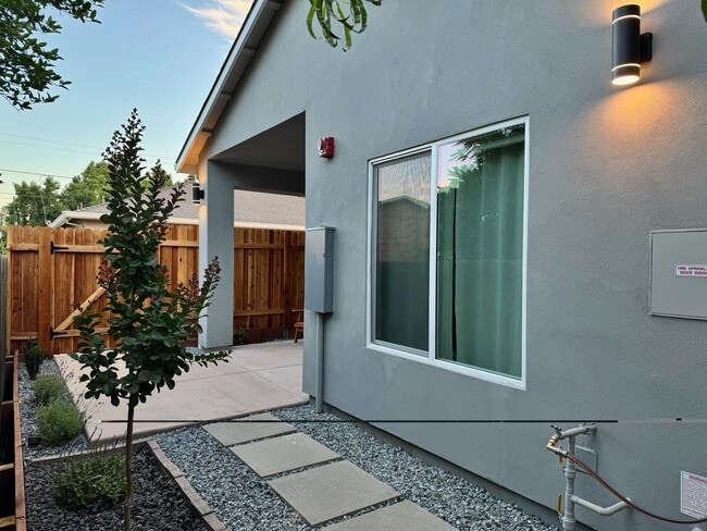 Building Photo - 711 N Hobson Ave