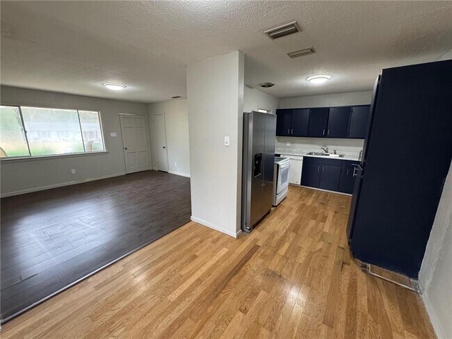 Foto del edificio - 4734 Clarendon Dr