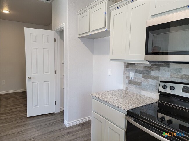 Foto del edificio - 122 Wind Ridge Dr