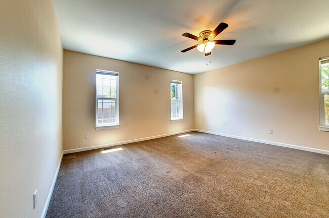Foto del edificio - Spacious home in NE Bend!  4 bedrooms!