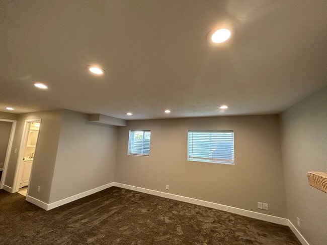 Building Photo - 2 Bedroom 1 Bathroom Basement Apartment