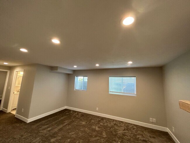 Foto del edificio - 2 Bedroom 1 Bathroom Basement Apartment