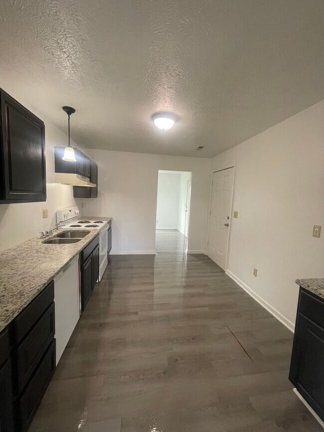 Foto del edificio - Available Now 3 Bedroom 2 Bath home just m...