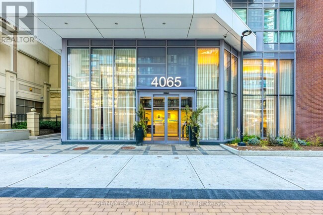 Photo du bâtiment - 4065-4065 Confederation Pkwy