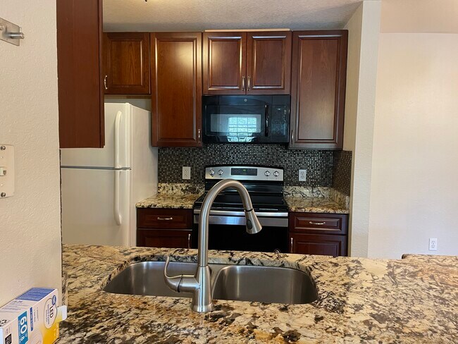 Foto del edificio - 8821 Manor Loop