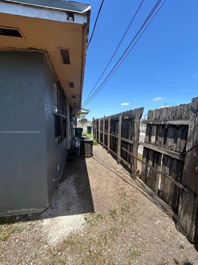 Foto del edificio - 1692 NW 7th Pl