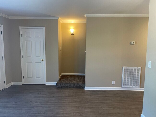 Building Photo - Donelson/Opry Mills/Briley Prkwy Town home...