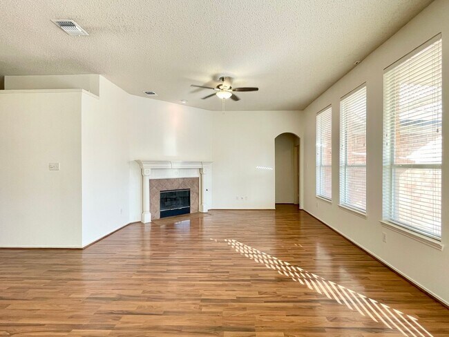 Building Photo - 9711 Saddle Dr