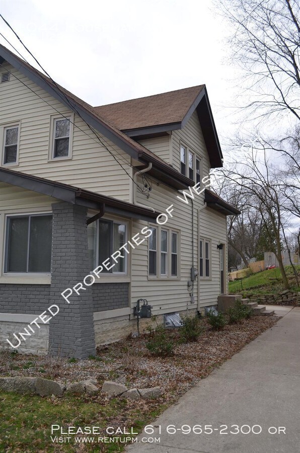 Building Photo - 1044 Houseman Ave NE