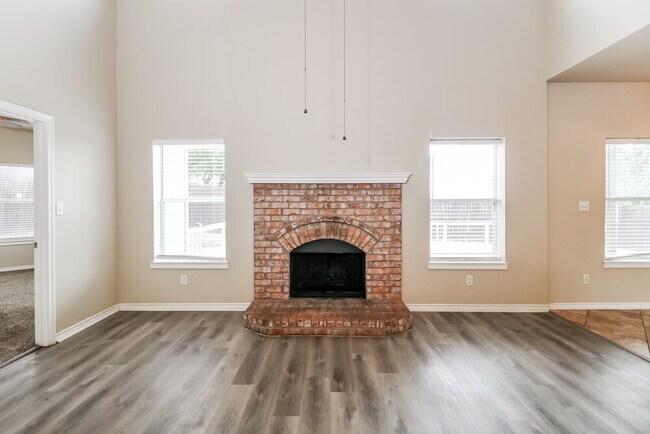 Foto del edificio - 2405 Creekwood St