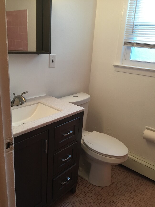 1 full bathroom - 105 Garfield Ave