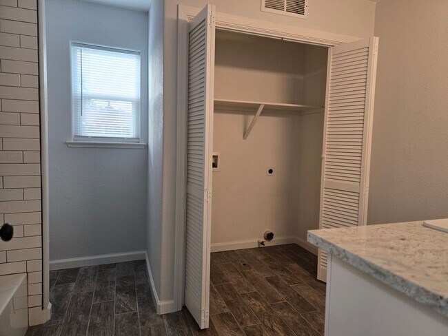 Building Photo - 3Br 2 Ba ready Now