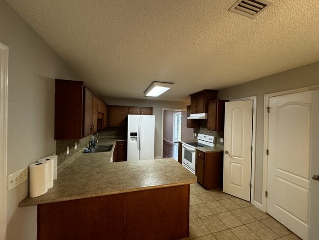 Building Photo - House for Rent
