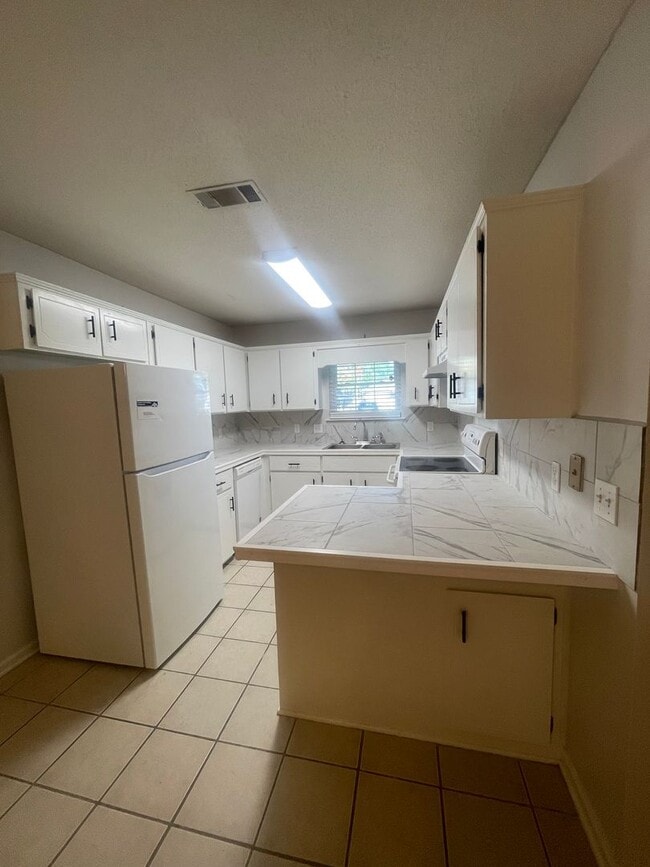 Building Photo - 130 Leeswood Cir