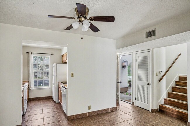 Foto del edificio - Two-Level Townhome in DeSoto Courts