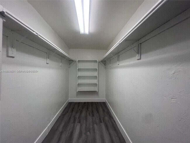 Foto del edificio - 19122 NW 36th Ave