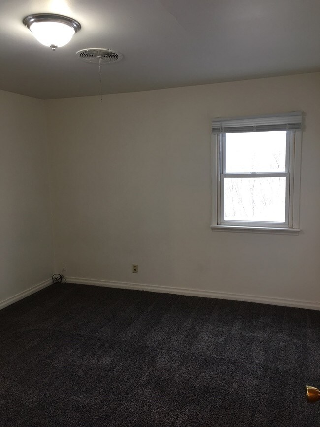 Building Photo - 814 Haines Ave