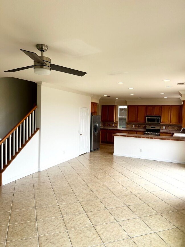 Foto del edificio - Stunning 4br + Den located on a view lot i...