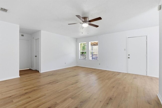 Foto del edificio - 7717 Elderberry Dr