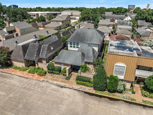 Building Photo - 627 Chadbourne Ct