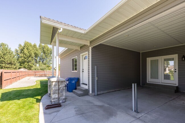 Building Photo - 304 Palomino Dr