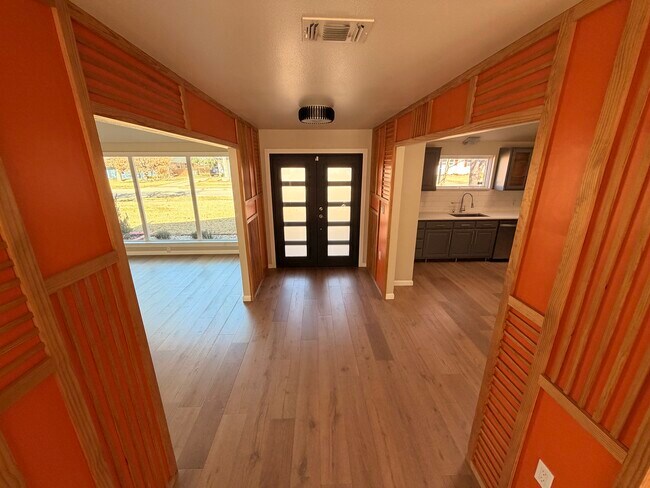 Moderno de mediados de siglo con planta abierta. - 3414 Winged Foot Ct